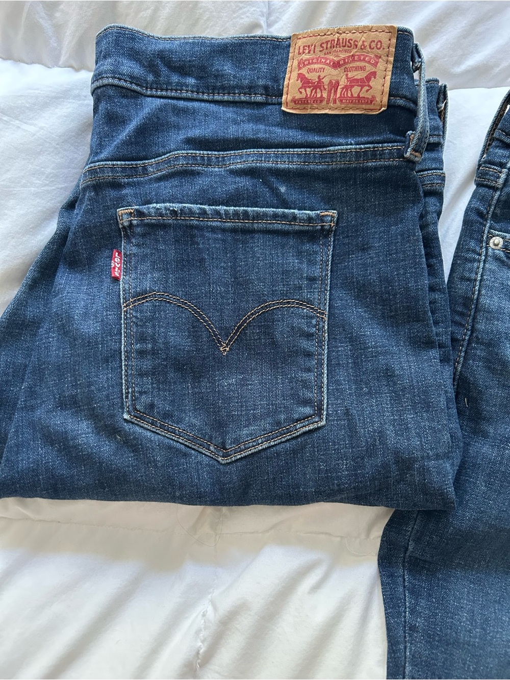 Levi's Blue Straight Leg Women's Jeans with Classic Back Pocket